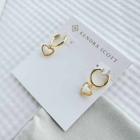 Kendra Scott Gold Ivory Pearl Ari Heart Earrings NEW - Picture 3 of 3